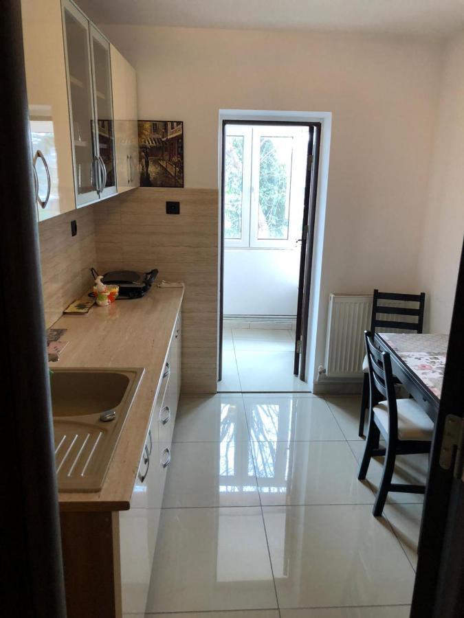 Page2 Apartament Targoviste Bagian luar foto